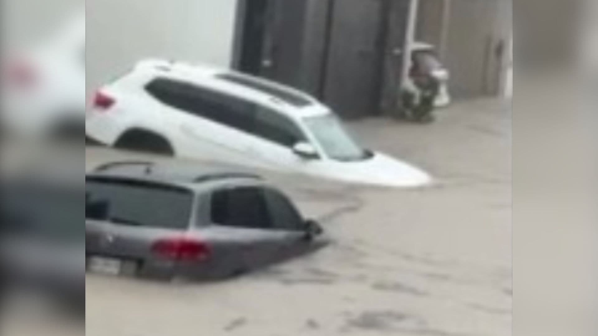 Lluvias Inundan y Atrapa Autos en Colonia Cumbres Platino en Monterrey, NL