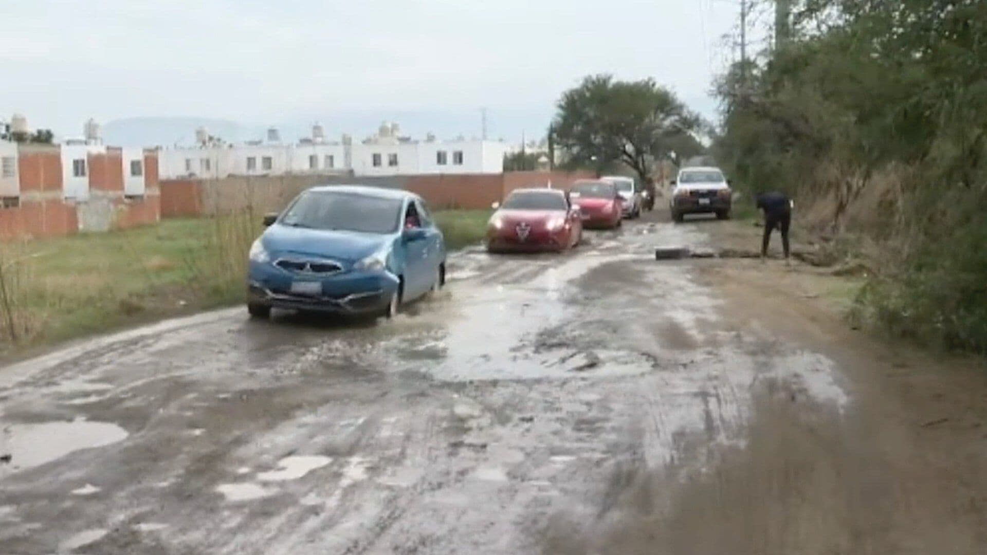 Fuga Provoca Socavón en el Tajo de Santa Ana en León; Se Desperdician Miles de Litros