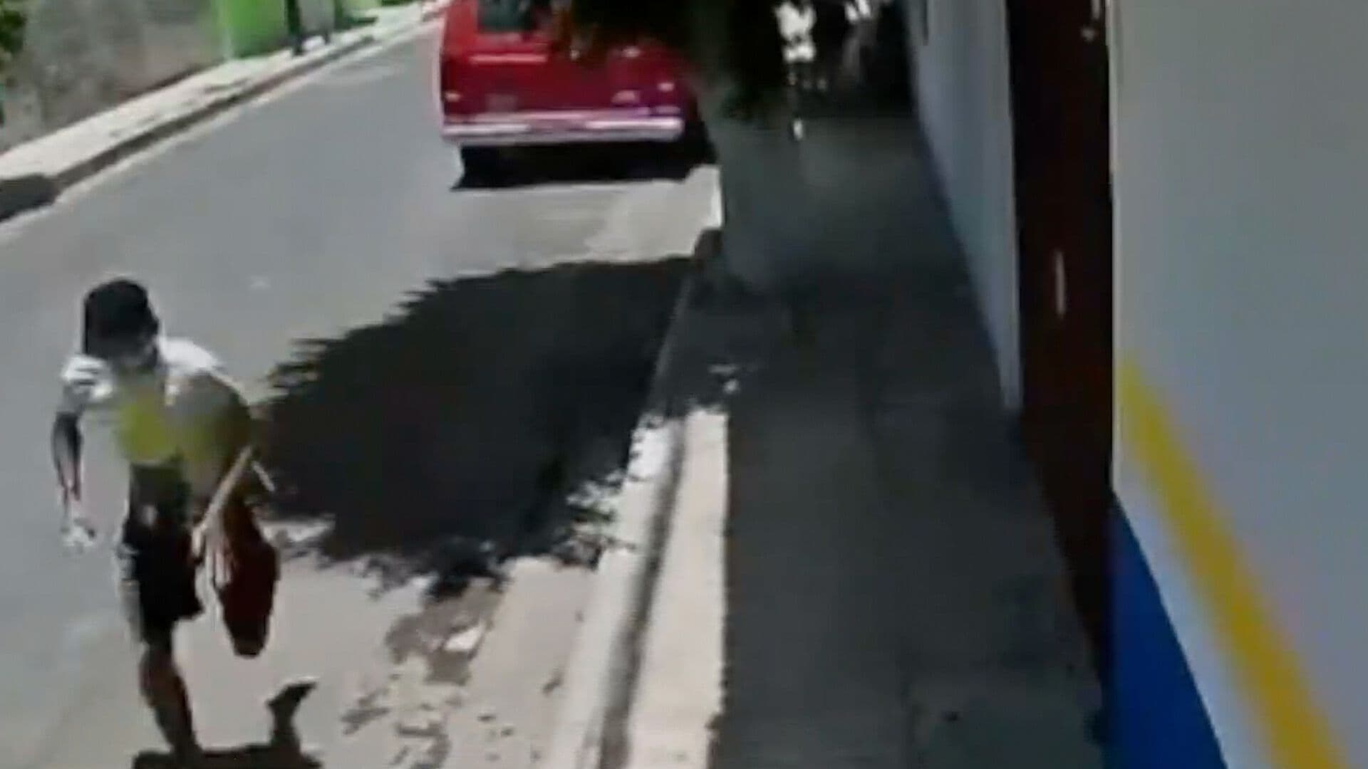 Sujeto Ingresa a Negocio y Roba Teléfono Celular en Calles de Tehuacán, Puebla