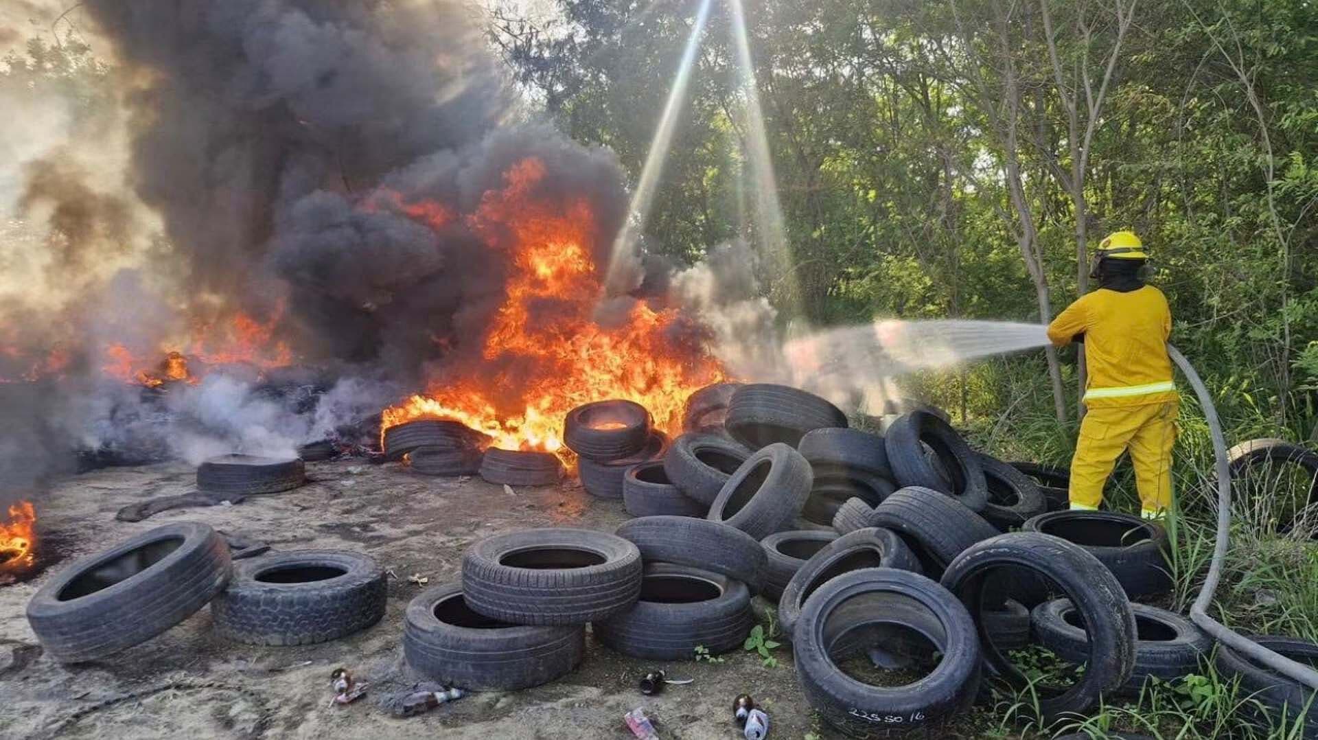 Quema de Llantas se Sale de Control y Causa Movilización de Bomberos en Dos Lomas Veracruz
