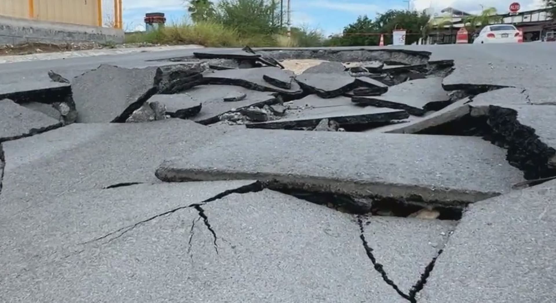 Surge Megasocavón en Colonia Las Lomas; Cierran Vialidad en García