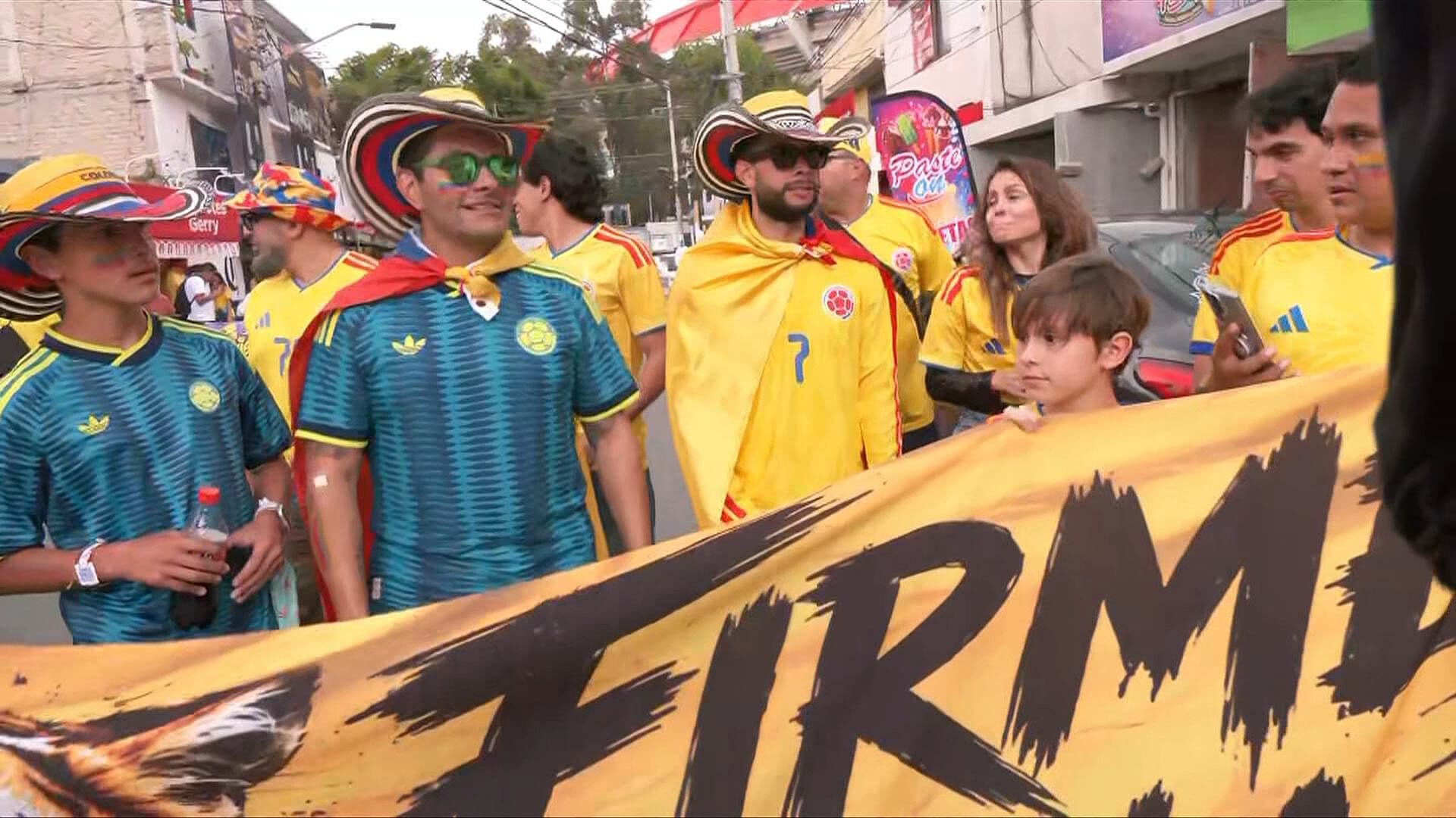 Aficionados Colombianos Llevan la Fiesta a Santa Úrsula antes del Partido vs Uzbekistán