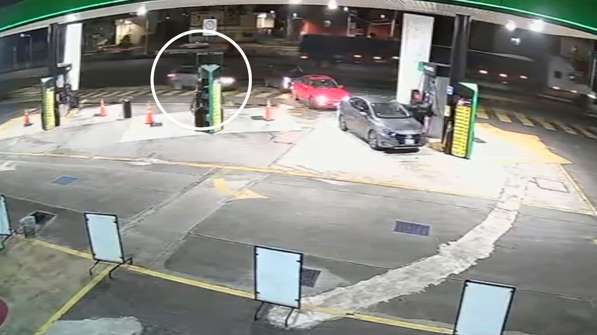 Choca Camioneta contra Vehículos Formados en Gasolinera de Puebla