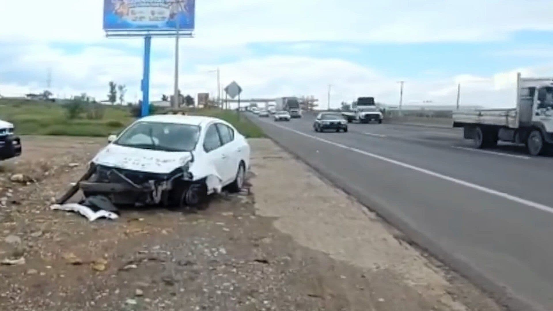 Conductor Choca Contra Muro y Vuelca en la Carretera de Silao a Irapuato; Sale con Vida