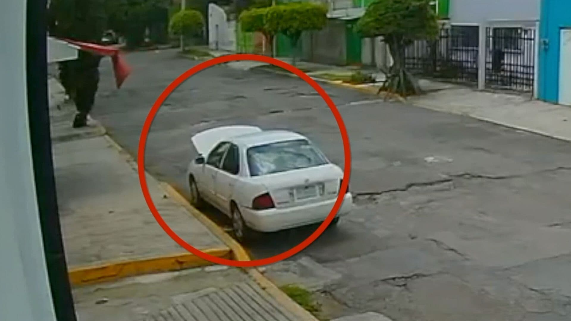 Video: Sujeto Roba la Batería de un Automóvil en la Ciudad de Puebla