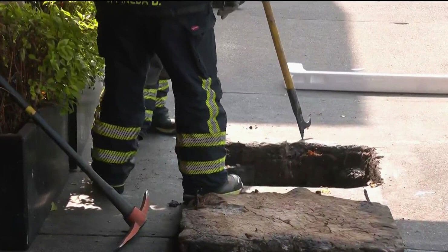 Se Quema Registro de CFE sobre Calzada del Hueso en Coyoacán, CDMX