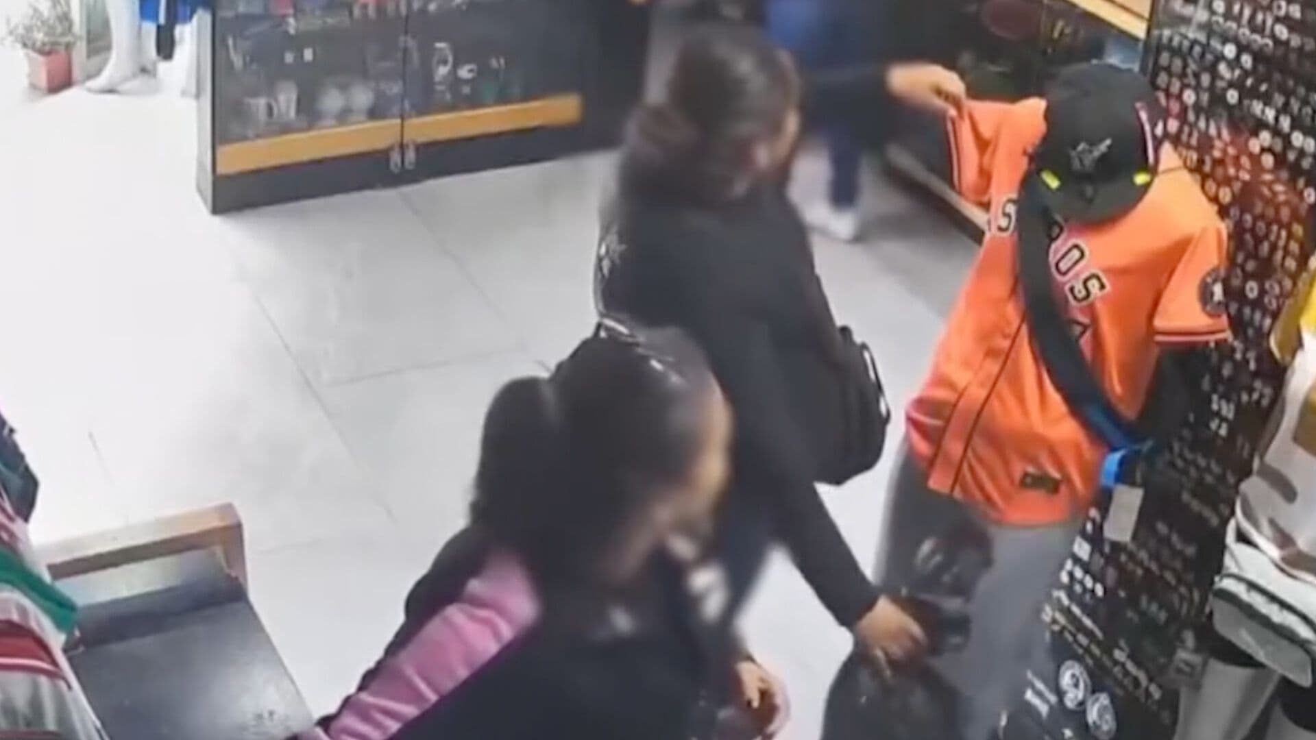 Captan a Dos Mujeres Robando Camisetas de la Selección Mexicana en Puebla