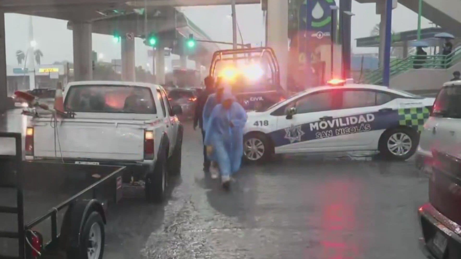 Muere Mujer al Caerle Anuncio por Fuertes Vientos y Lluvias en San Nicolás, Nuevo León