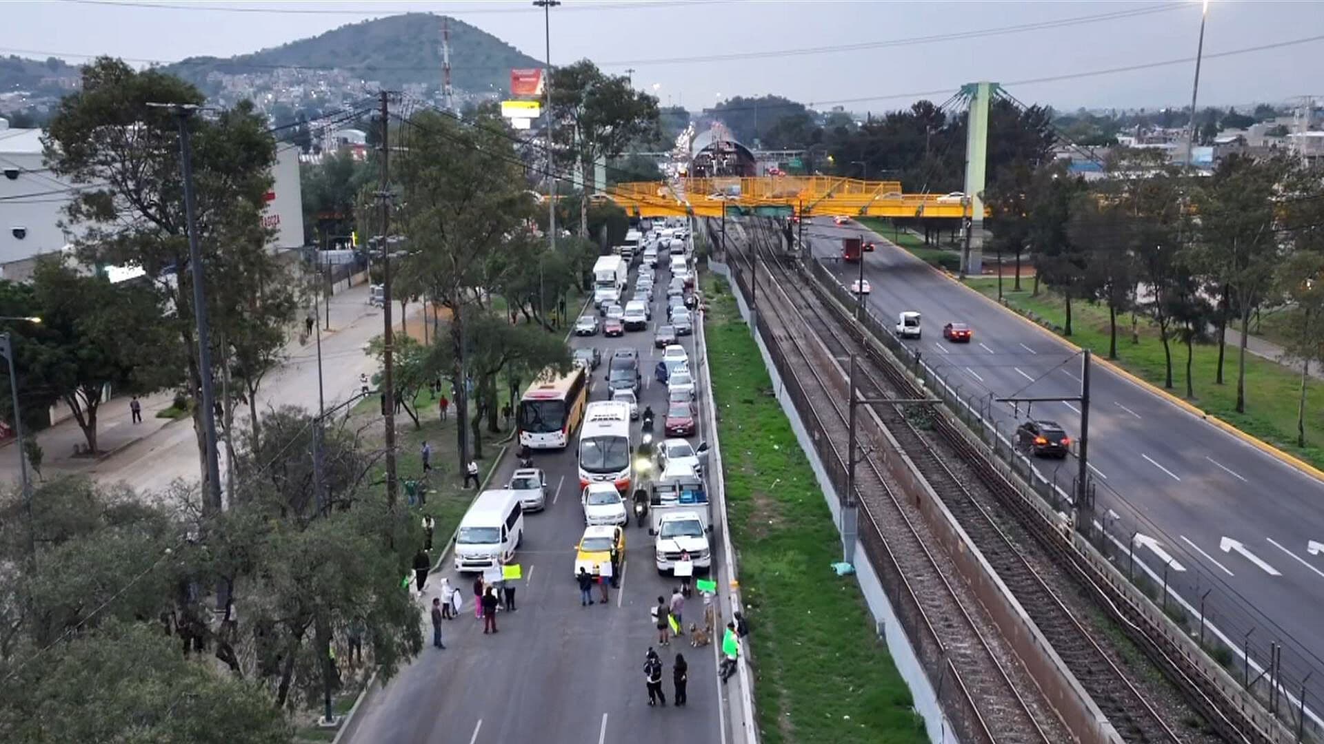 Comerciantes Bloquean Calzada Ignacio Zaragoza; Así Se Ve desde el Aire el Tráfico en la Zona