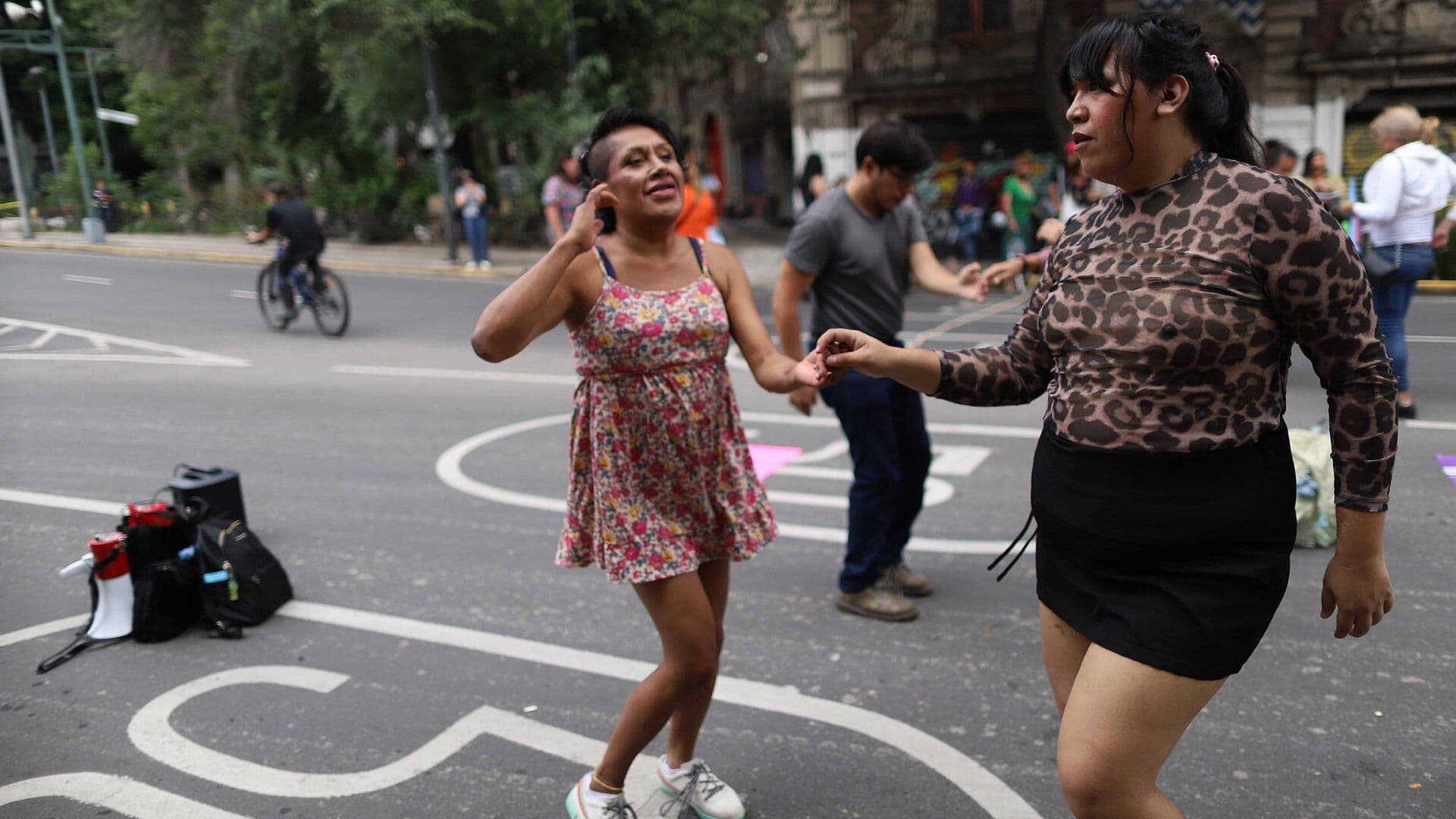 Personas Trans Arman Pista de Baile en Bloqueo al Exterior de Gobernación en CDMX
