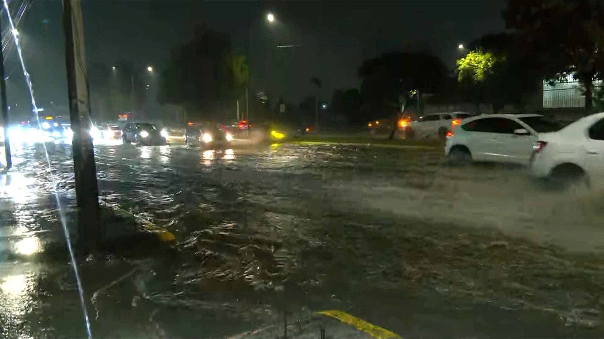 Lluvias Hoy en Edomex: Cae Diluvio en la López Portillo Hacia Ecatepec; Calles Parecen Ríos