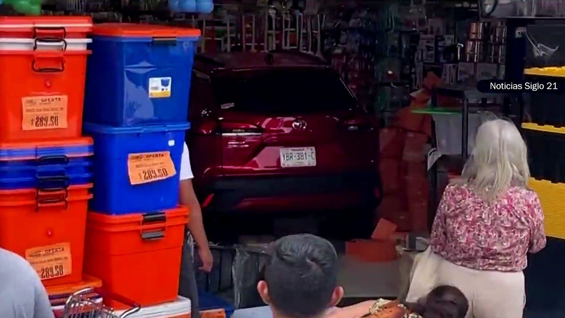 Camioneta Perdió Control e Ingresó a Negocio en Plaza Santa Cecilia, Coatepec Veracruz