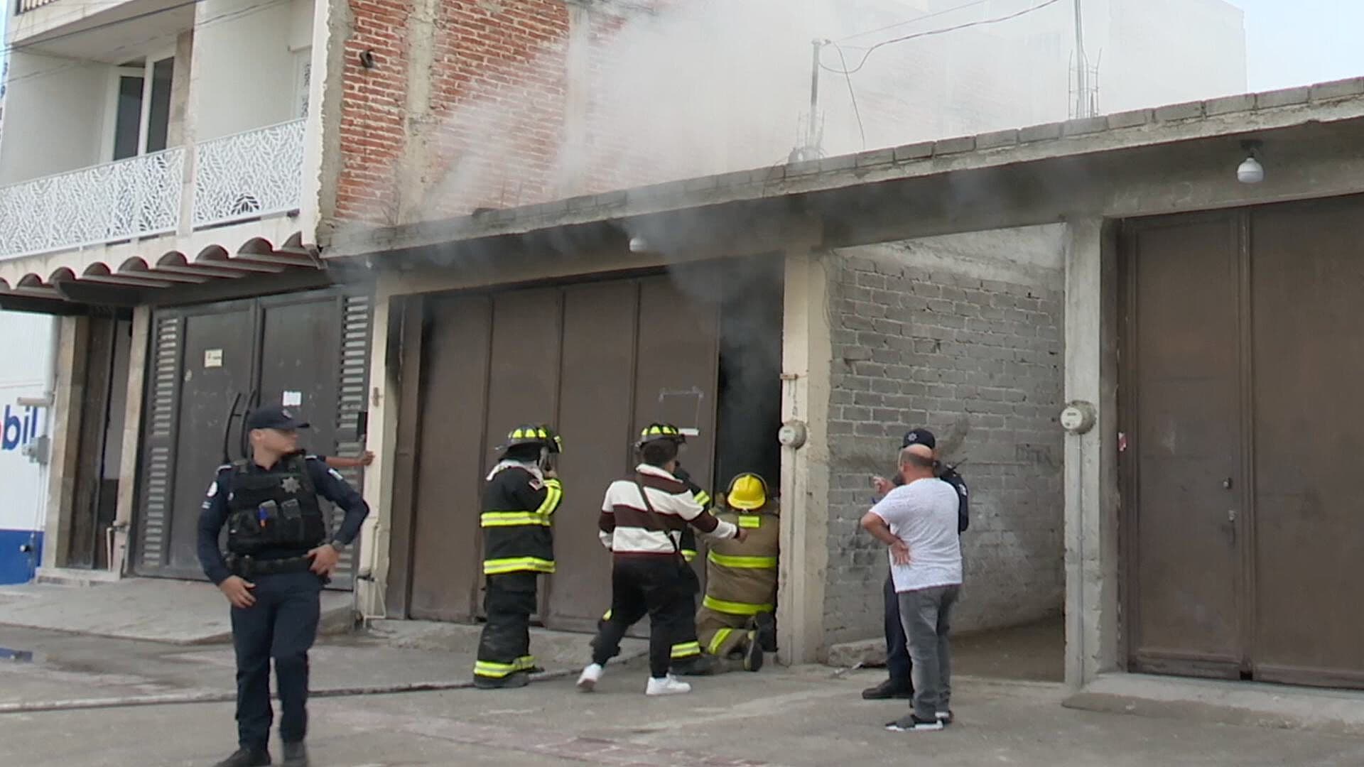 Corto Circuito Provoca Incendio en una Abarrotera en León; Logran Salvar la Mercancía