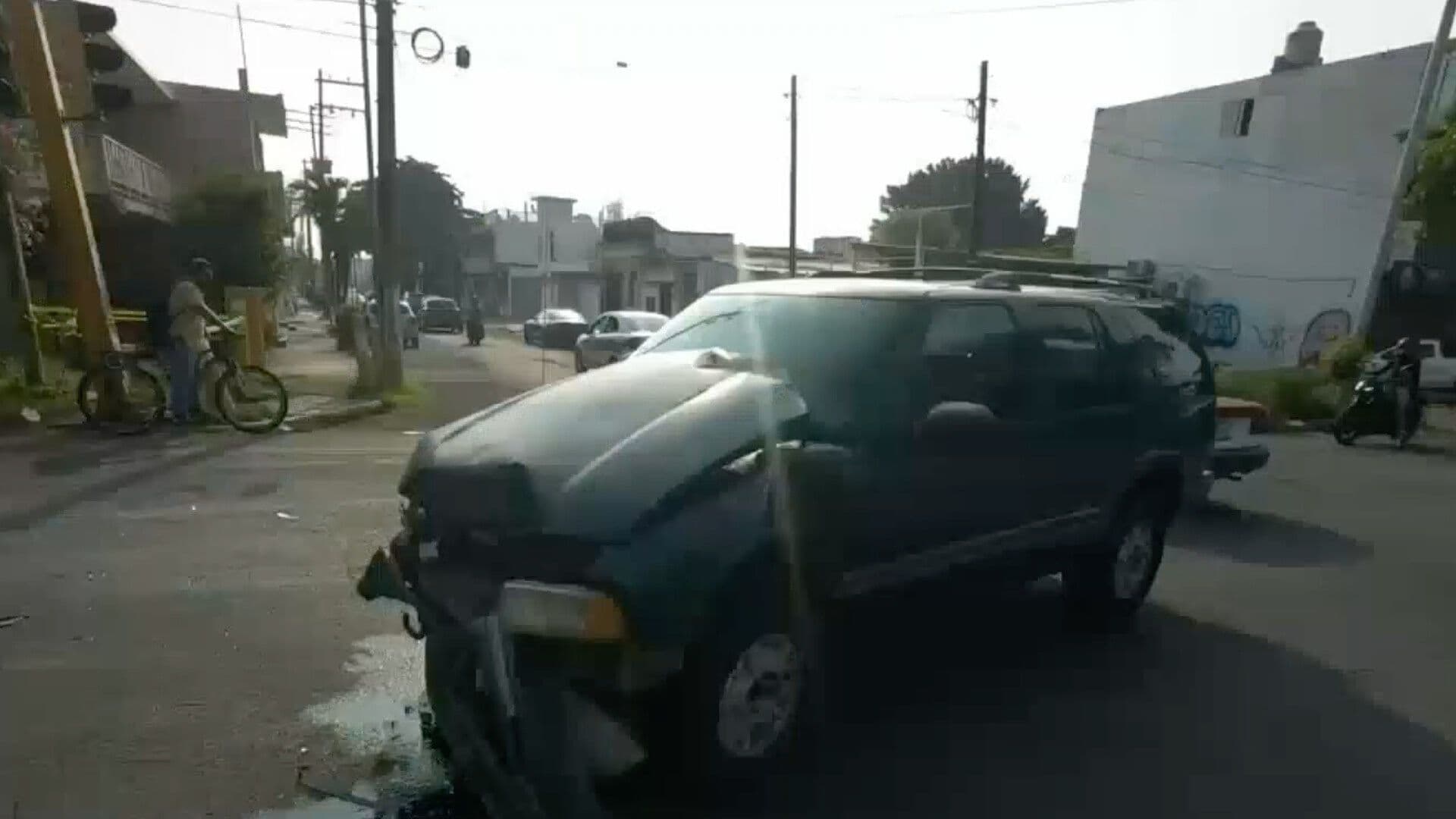 Camioneta Chocada Provoca Caos Vial tras Accidente en la Avenida Cuauhtémoc en Veracruz