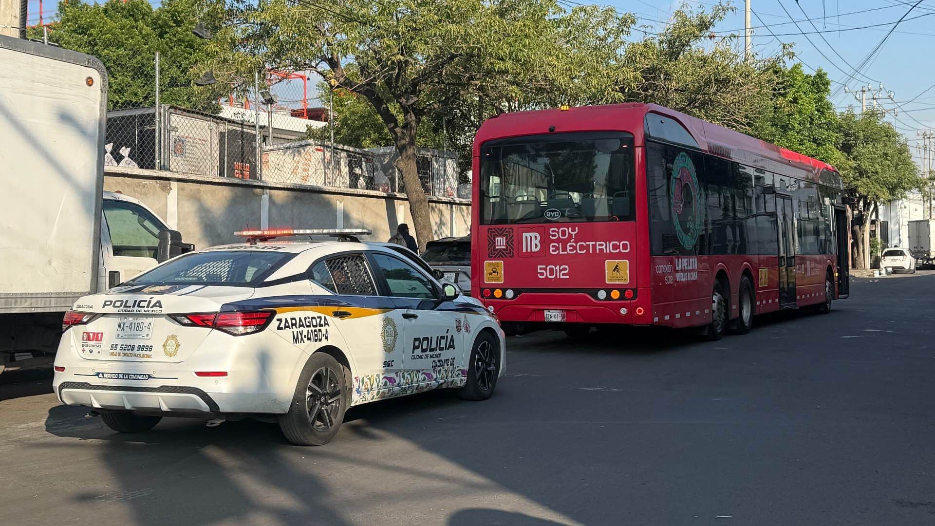 Metrobús Embiste a Motociclistas en el Eje Central por Presuntamente Pasarse el Alto