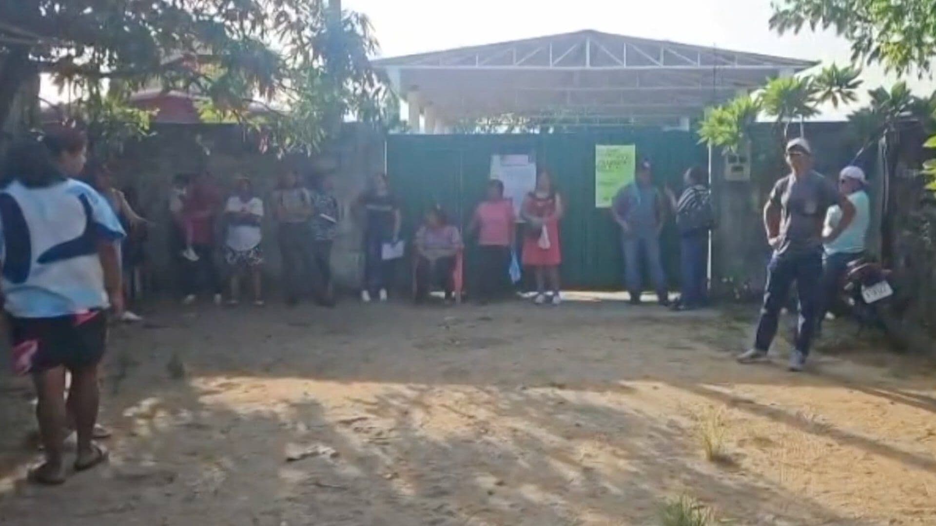 Padres de Familia Toman Escuela Primaria en Coatzacoalcos