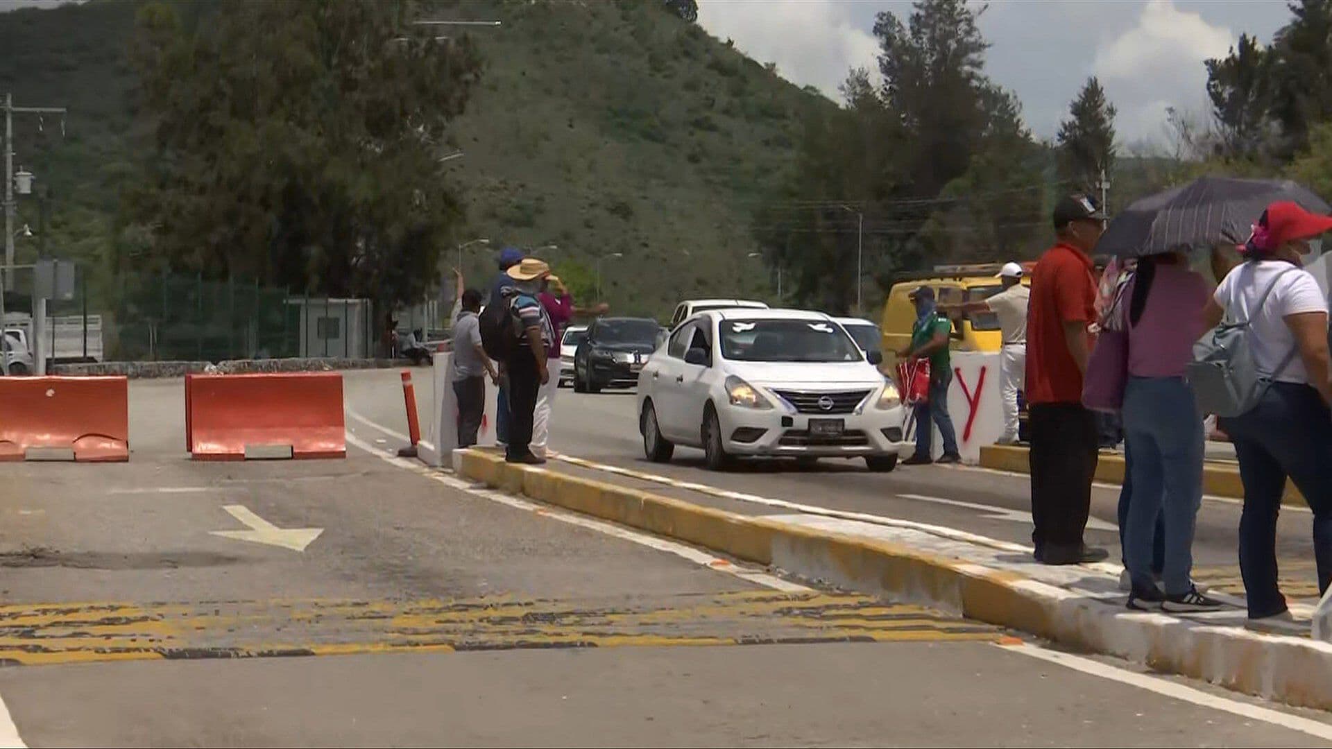 Bloqueo en la Autopista del Sol Hoy; CETEG Impide Paso en Ambos Sentidos