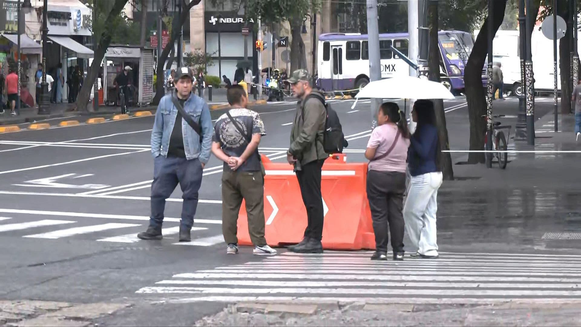 Artesanos Impiden Paso de Vehículos en Izazaga, CDMX; Esto Sabemos