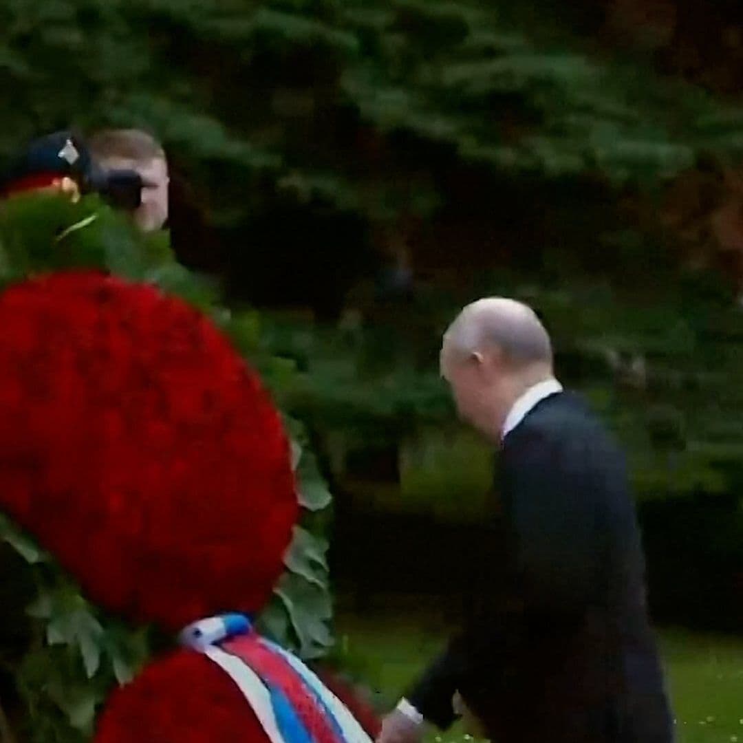 Putin Coloca Rosas en Tumba del Soldado Desconocido