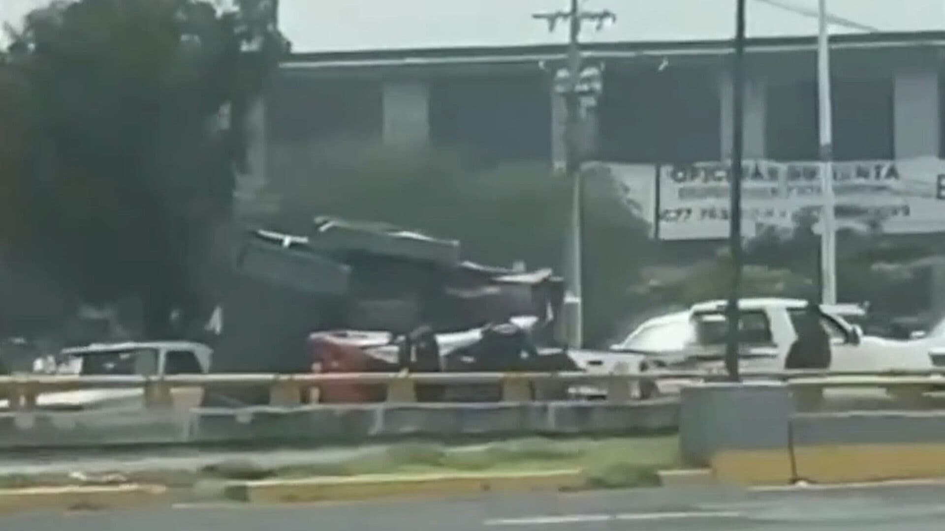 Volcadura en el Bulevar Morelos en León, Provoca Tráfico por Horas