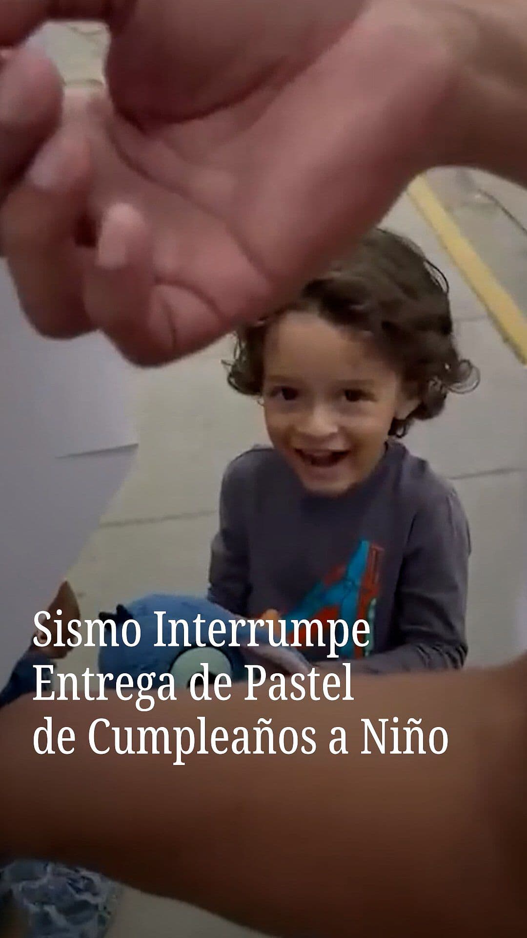 Sismo Interrumpe Entrega de Pastel de Cumpleaños a Niño