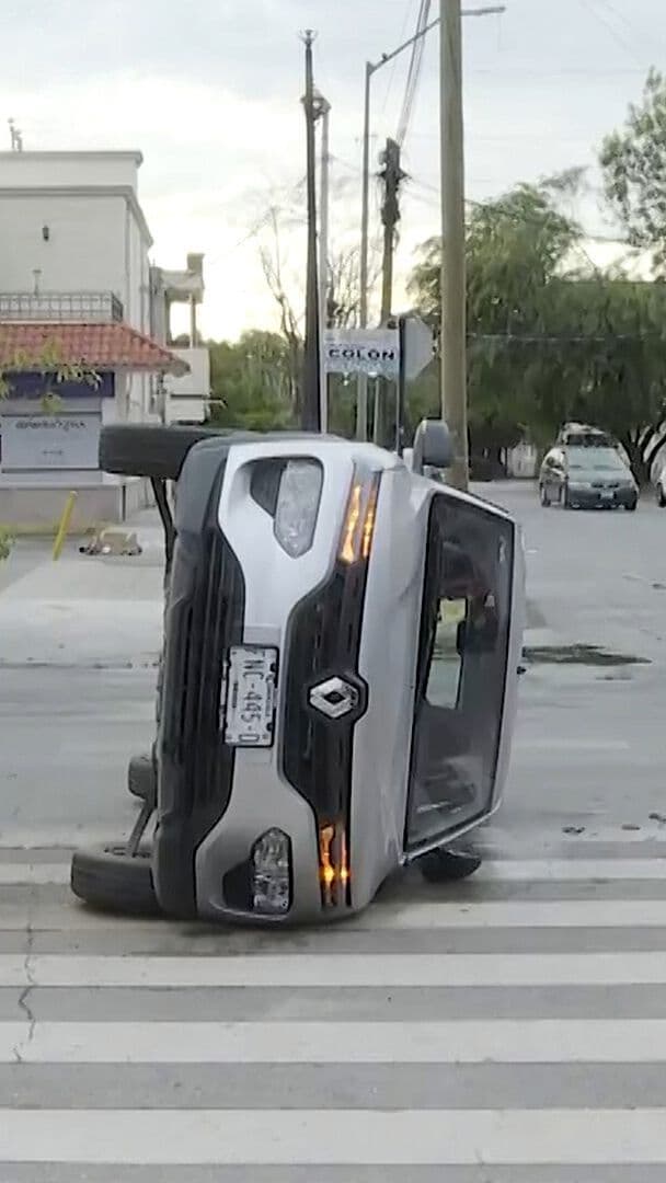 Conductor Vuelca Luego de Pasarse el Semáforo en Rojo en Torreón