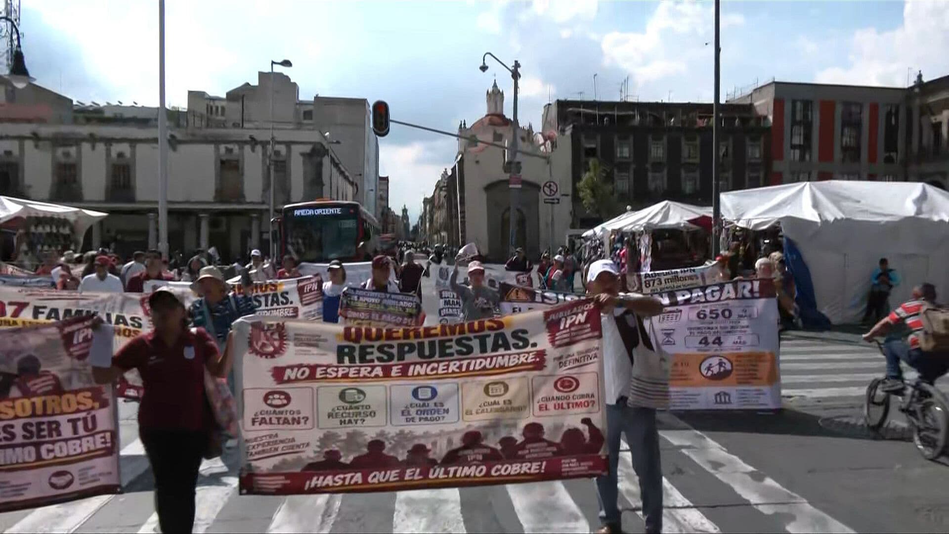 Jubilados del IPN Trasladan Bloqueo de Eje Central a República de Brasil, CDMX