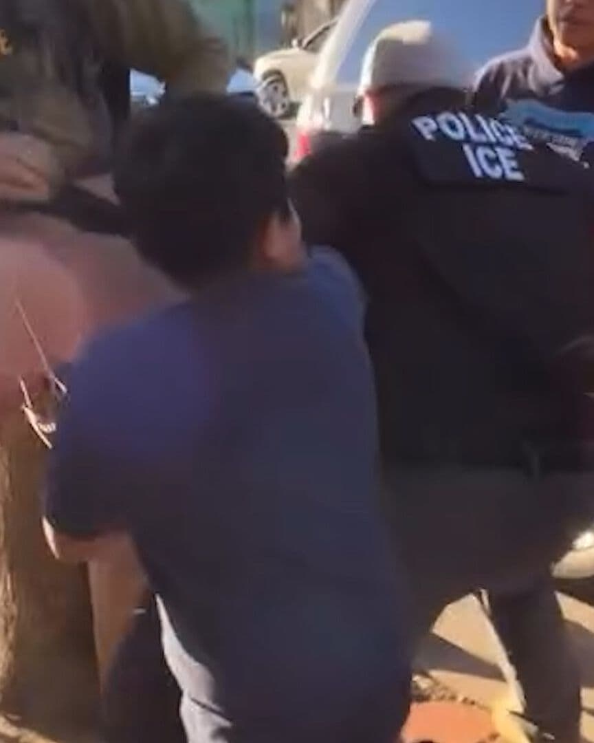 Niños Enfrentan a Agentes de ICE
