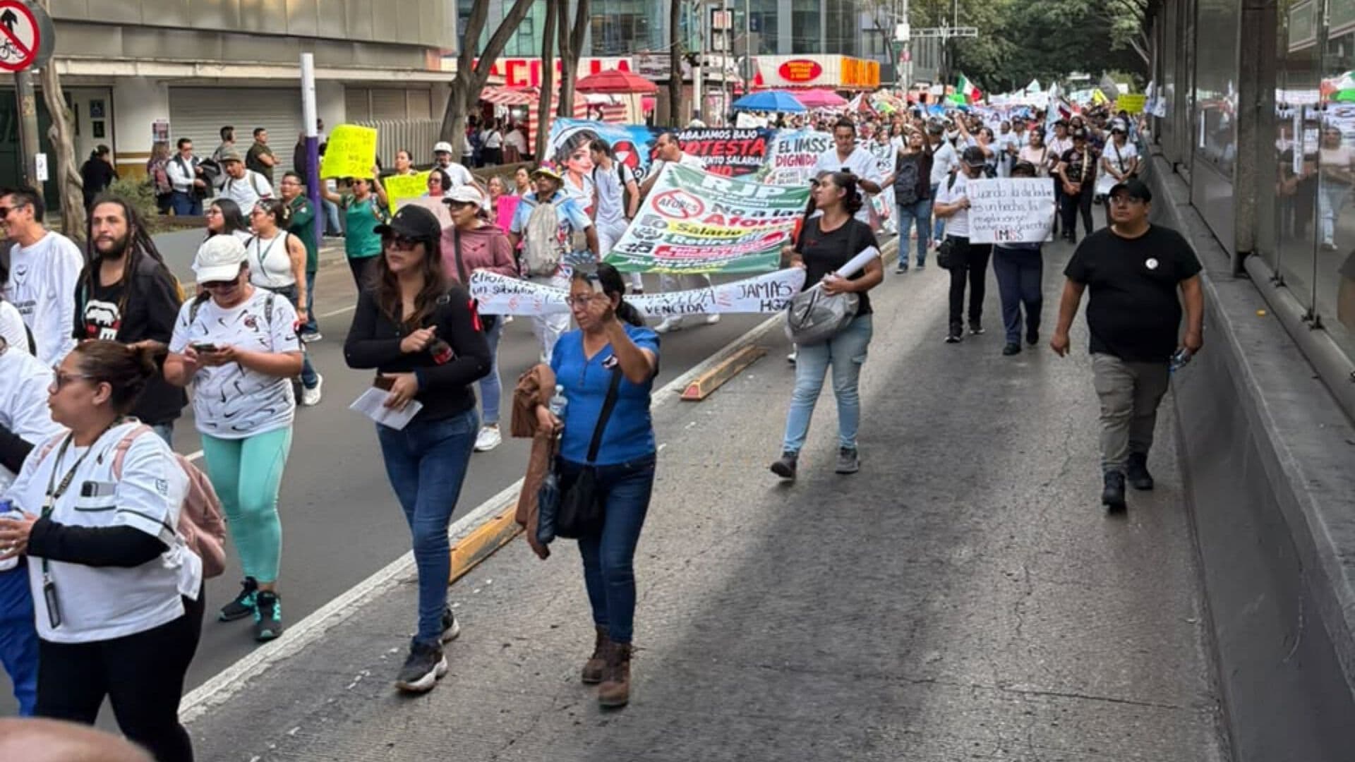 Sociedad Civil se Une a la Mega Marcha del Sindicato IMSS, CDMX