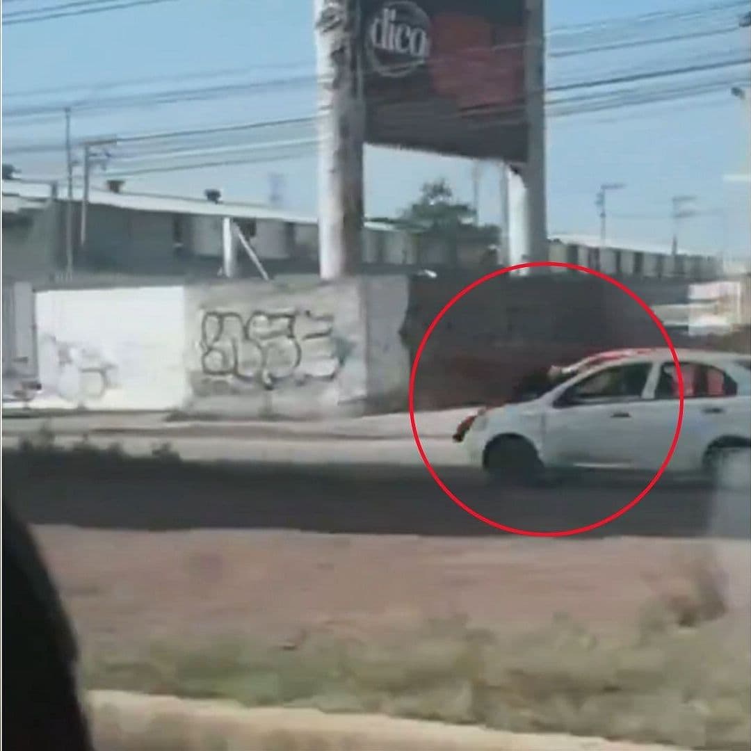 Video | Hombre se Aferra al Cofre de un Auto para Evitar Escape en Tepotzotlán