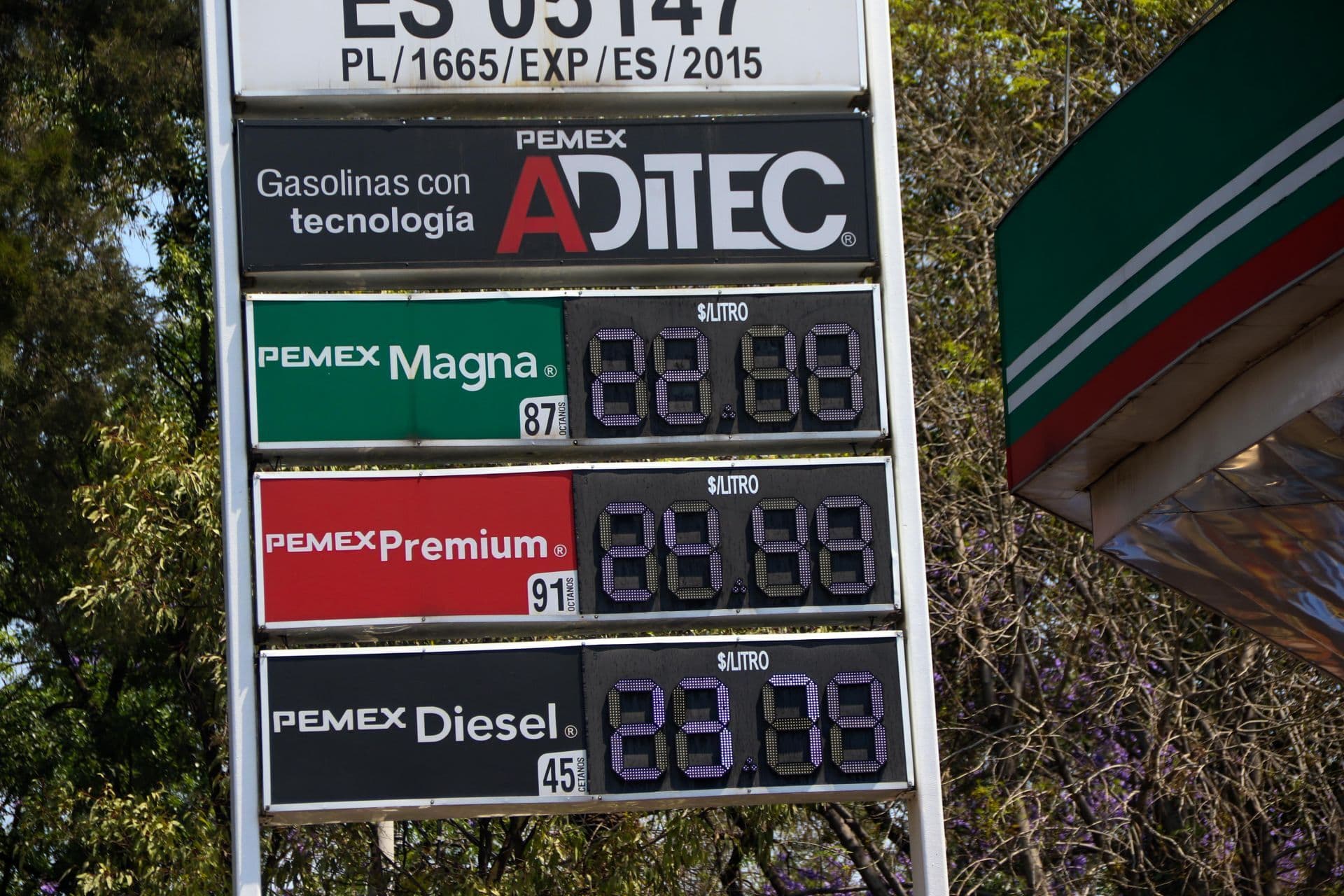 Gasolinera de la marca Pemex.