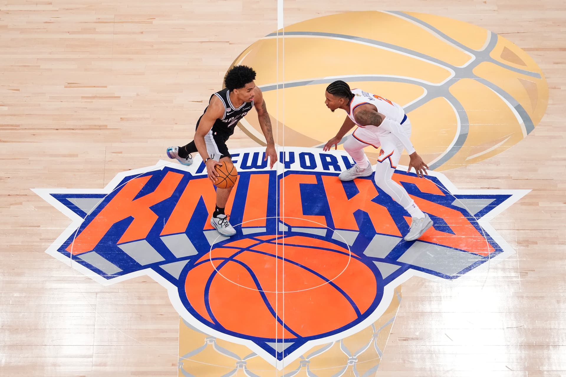 Dylan Harper (2), base de los San Antonio Spurs, avanza con el balón mientras Miles McBride (2), base de los New York Knicks. Foto: AP