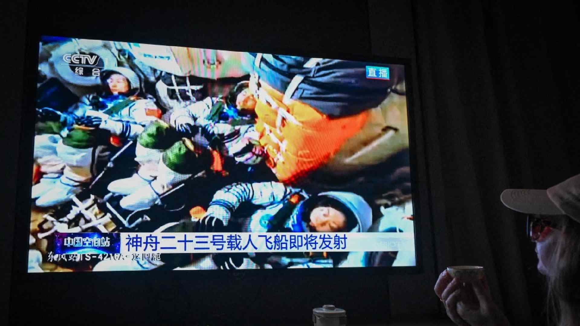Una mujer observa la transmisión en vivo por la televisión estatal (CCTV) del lanzamiento de la nave espacial tripulada Shenzhou-23 dentro de una habitación en Shanghái, China, el 24 de mayo de 2026