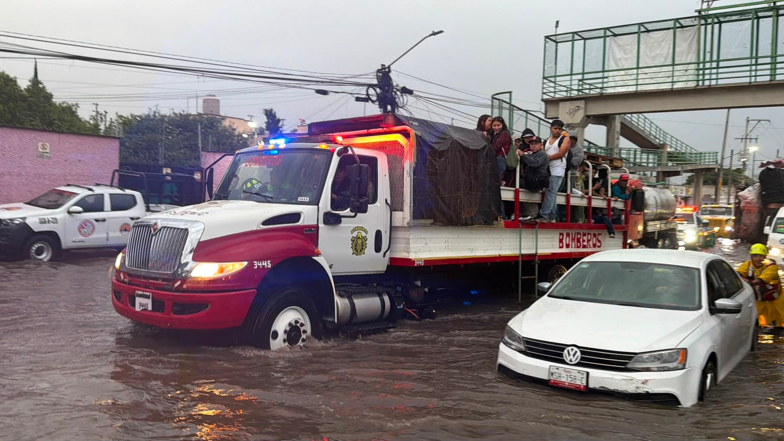 Camión de Bomberos en Edomex presta servicio de apoyo