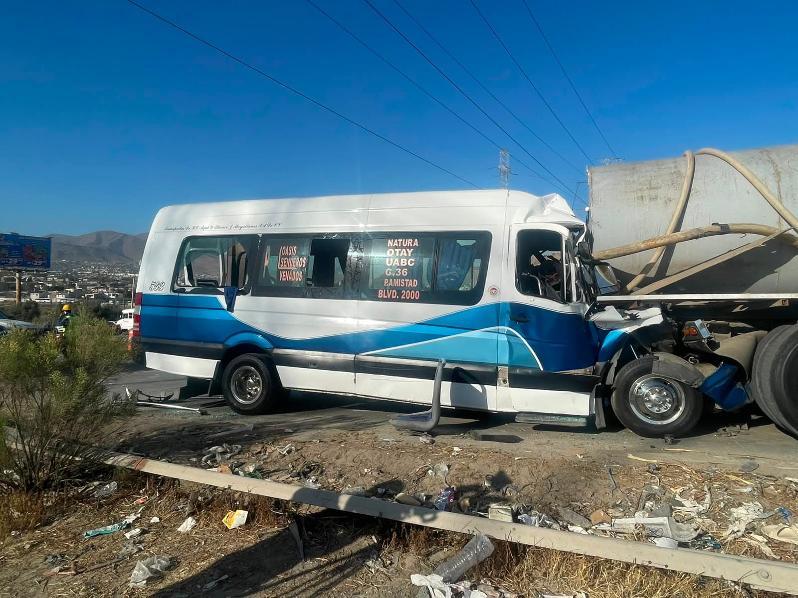 Choque de dos camiones en bulevar 2000 deja varios heridos