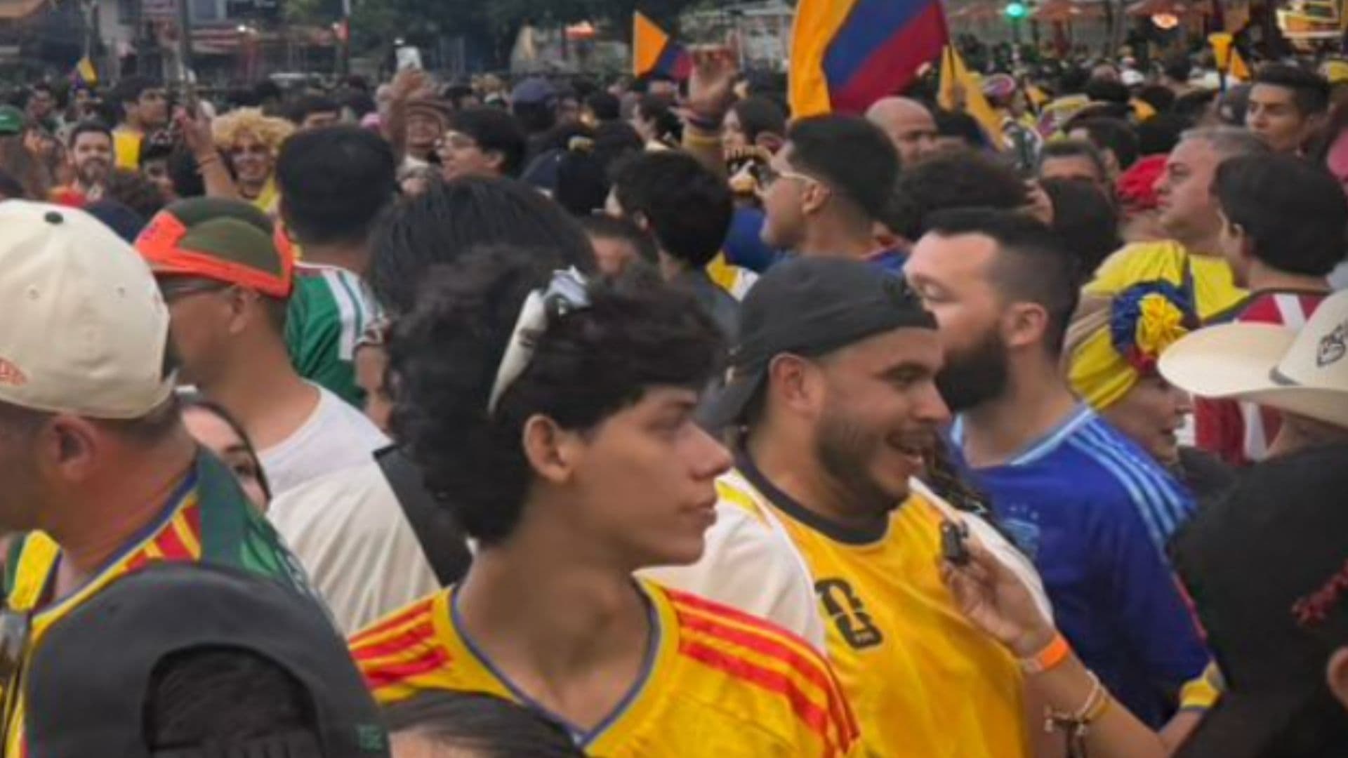 Aficionados Colombianos se Reúnen en la Glorieta La Minerva, Guadalajara