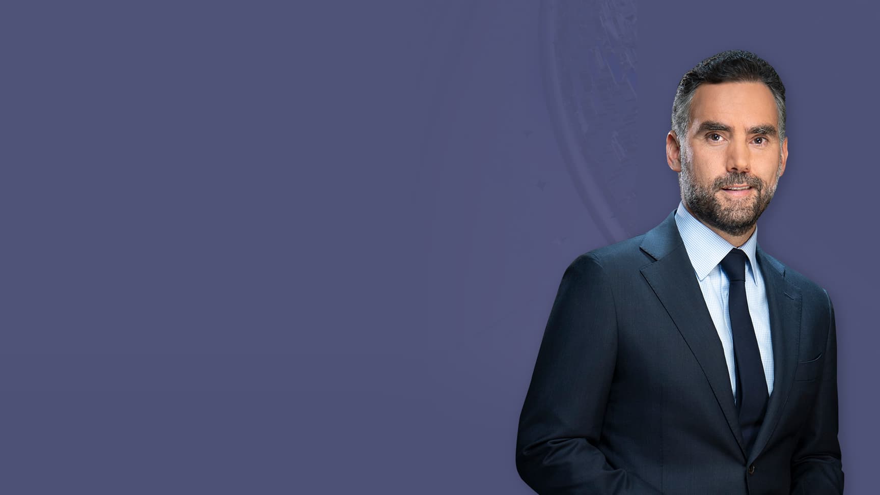 Enrique conductor en banner de su noticiero