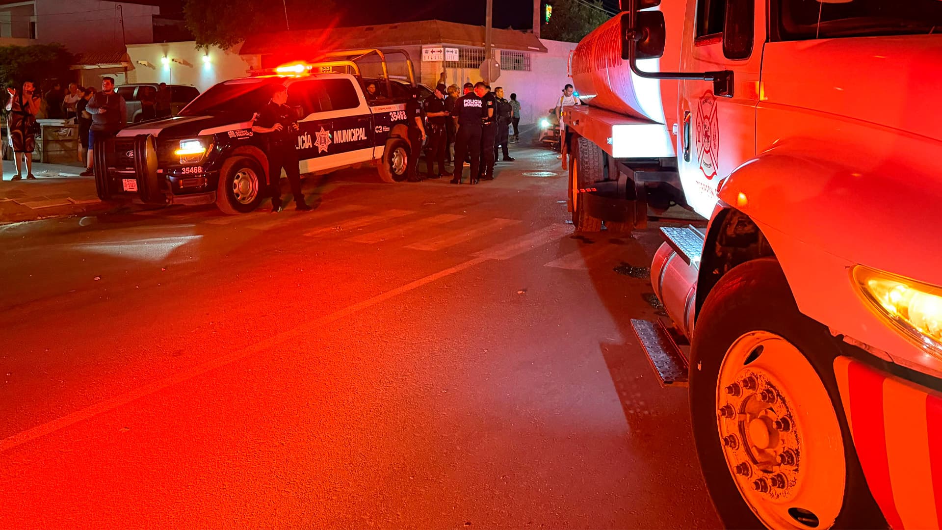 La explosión derrumbó una barda y provocó que ventanales colapsaran