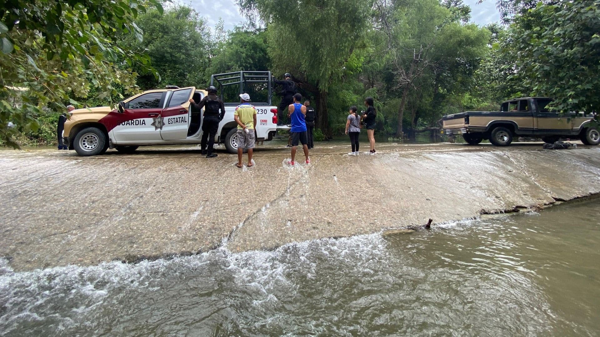 Rescatan a Personas Atrapadas en el Río del Ejido La Libertad de Ciudad Victoria