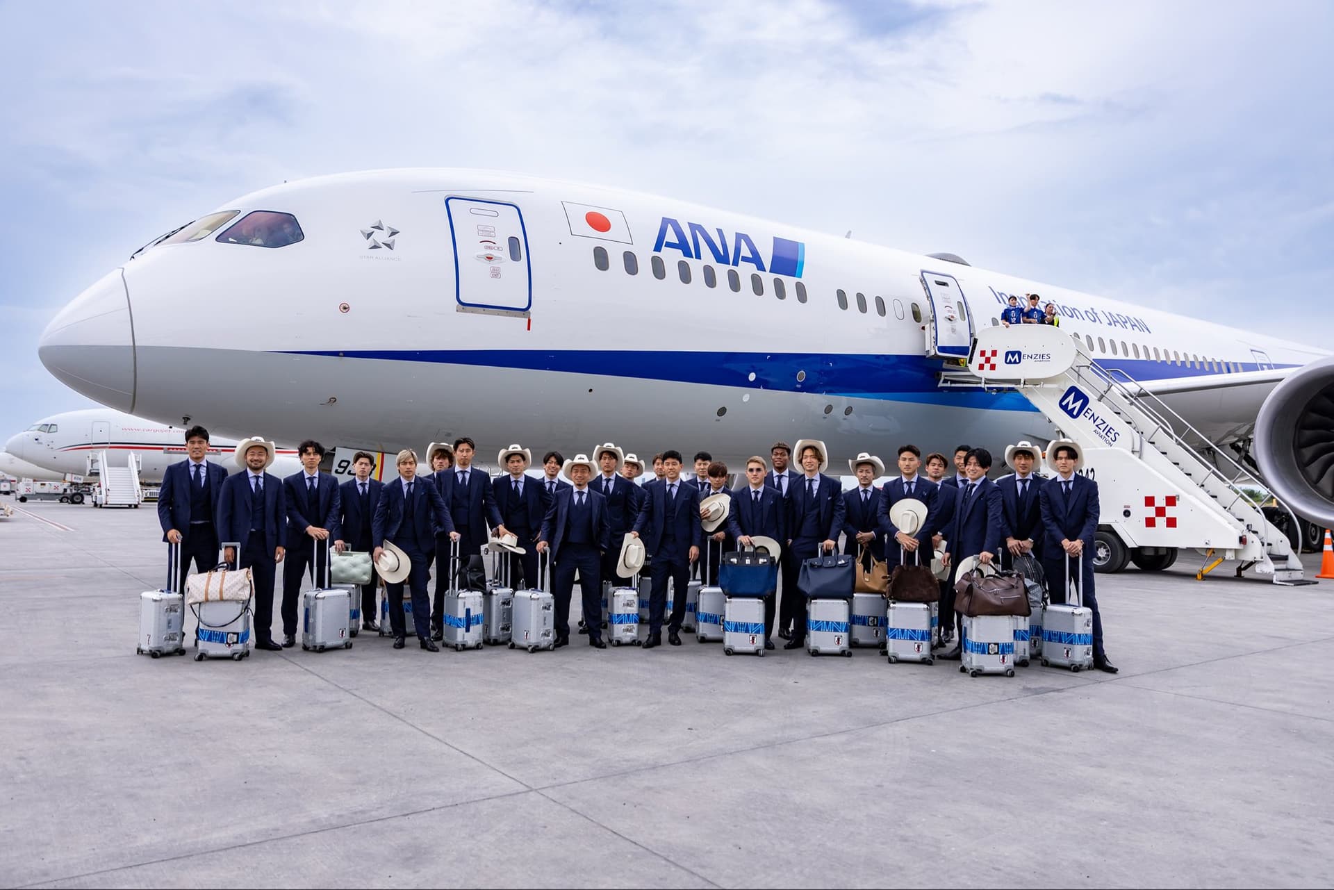 Jugadores de la selección de Japón antes de un partido amistoso