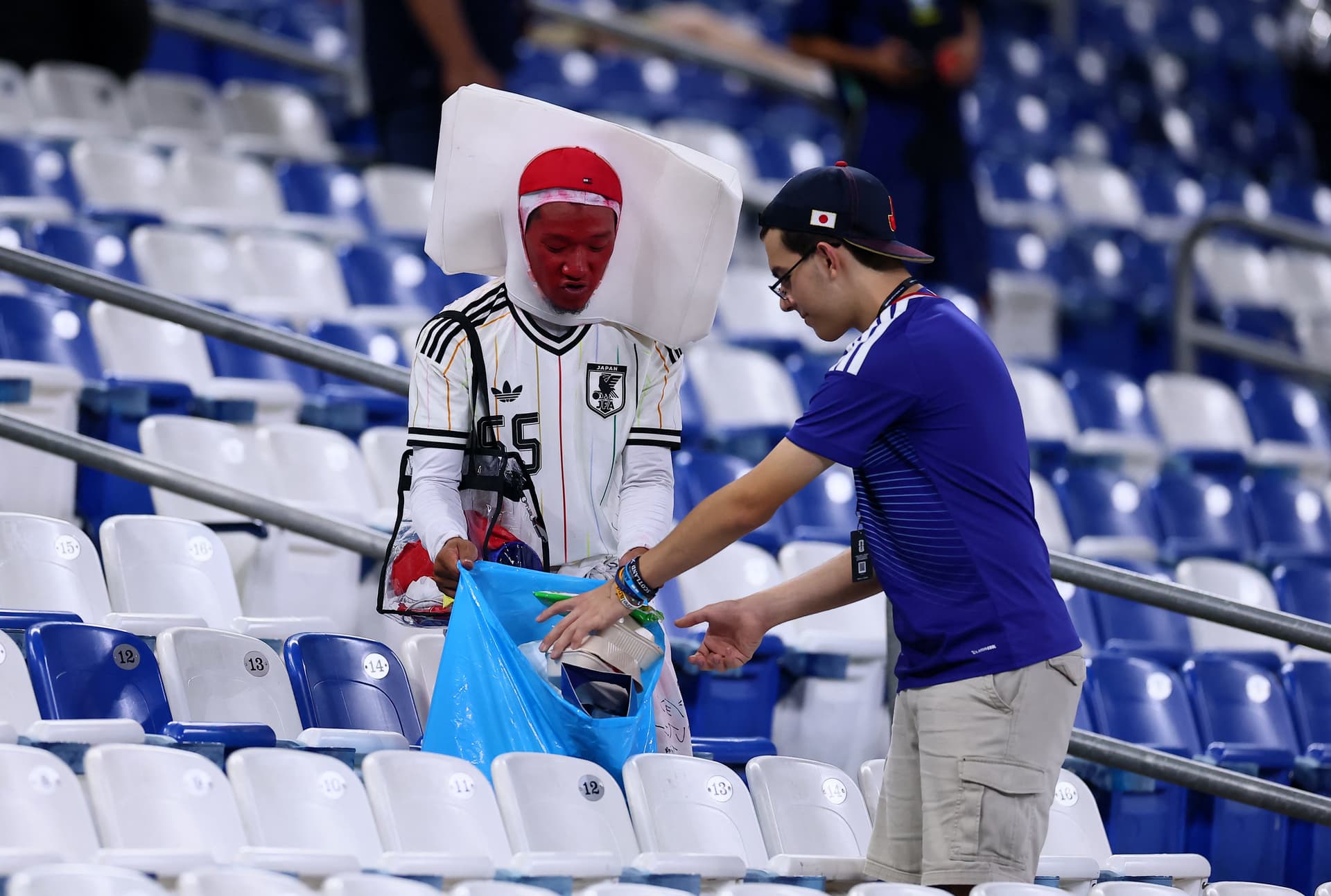 Aficionados de Japón Recogen Basura en Estadio de Nuevo León Pero los Critican