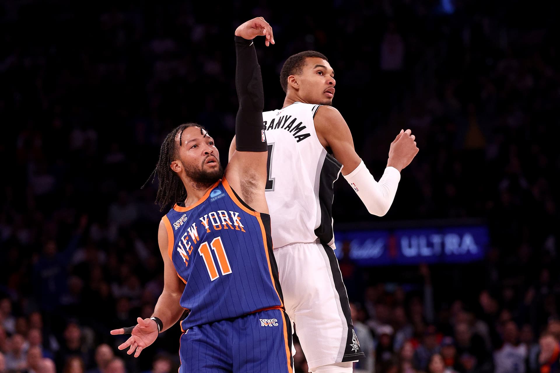 Jalen Brunson y Victor Wembanyama en un partido de la NBA