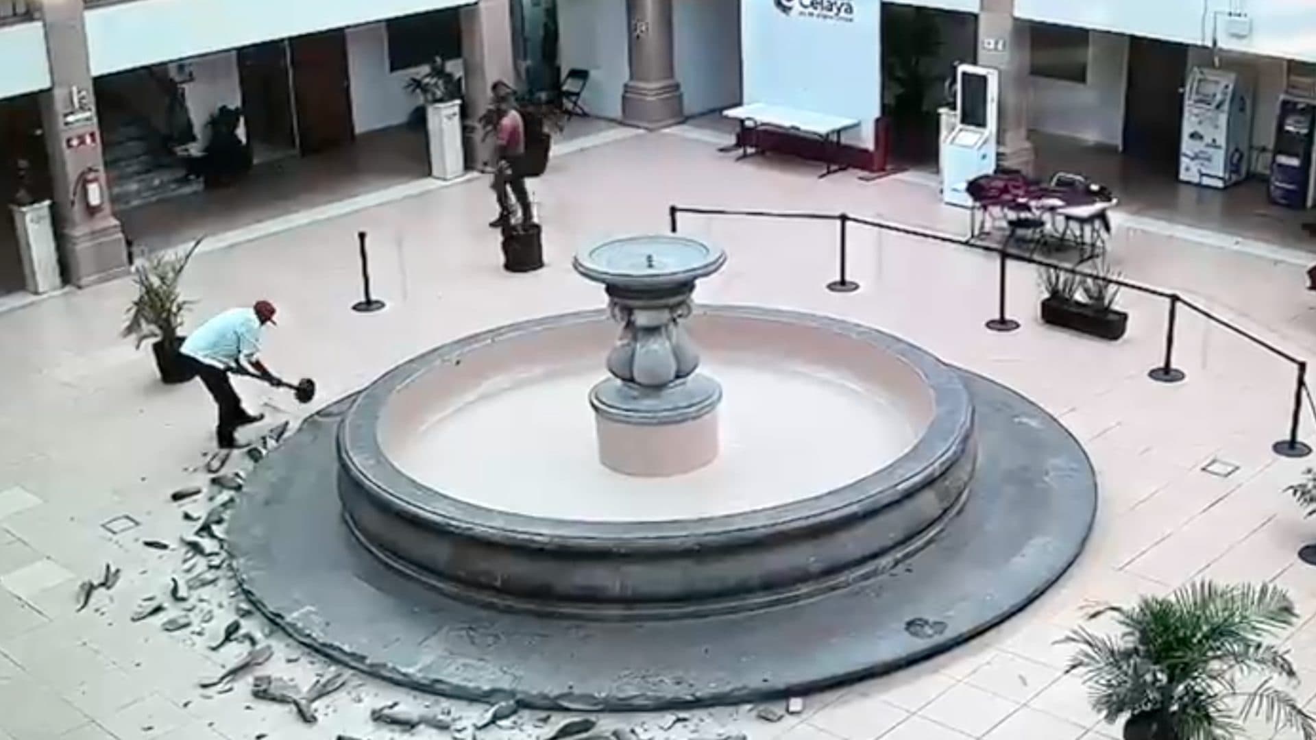 Hombre Destroza Fuente en Presidencia Municipal de Celaya Guanajuato; Logran Detenerlo