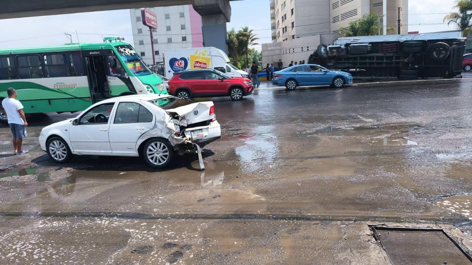 El camión chocó contra un auto y cayó sobre otros dos.