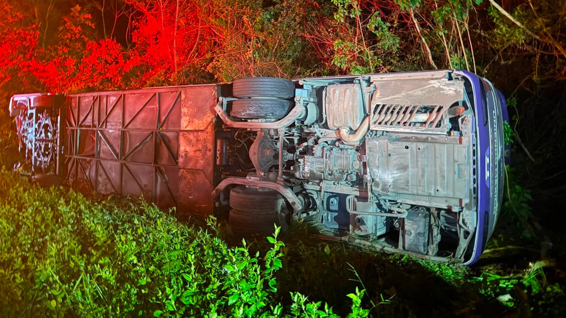 Volcadura de Autobús de Pasajeros Deja Más de 20 Lesionados en la Autopista México–Tuxpan