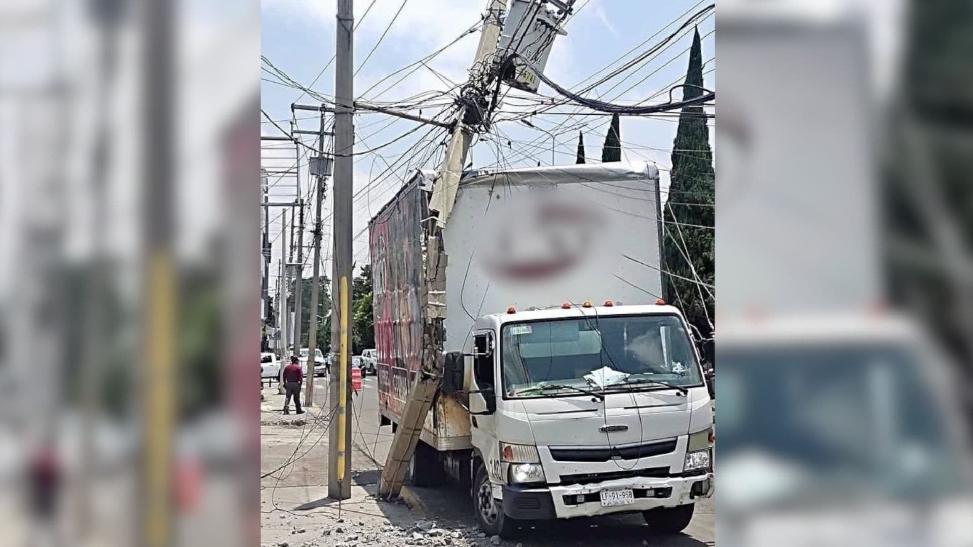 Camioneta de una Mueblería Destroza un Poste y Deja Sin Luz a una Zona de Puebla