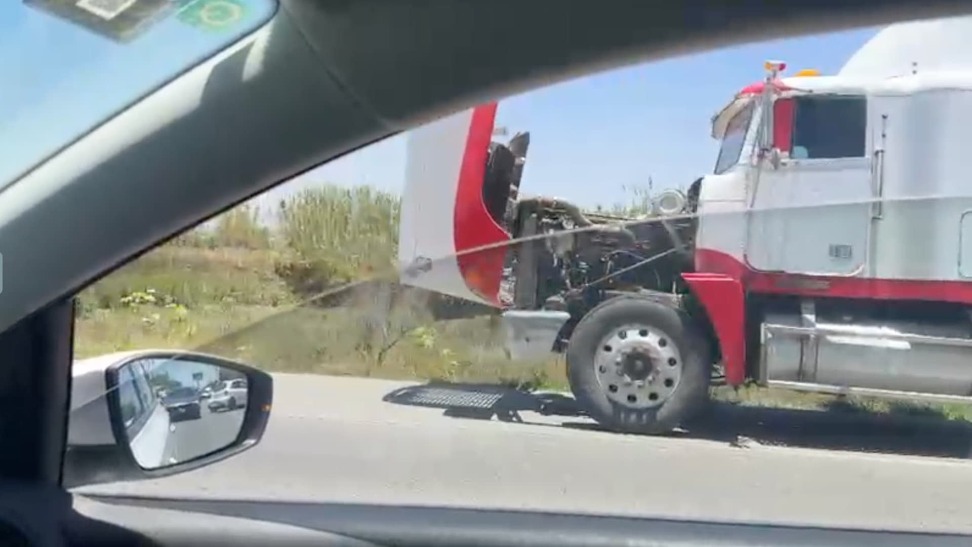 Tráiler accidentado en Periférico Ecológico deja filas kilómetricas.