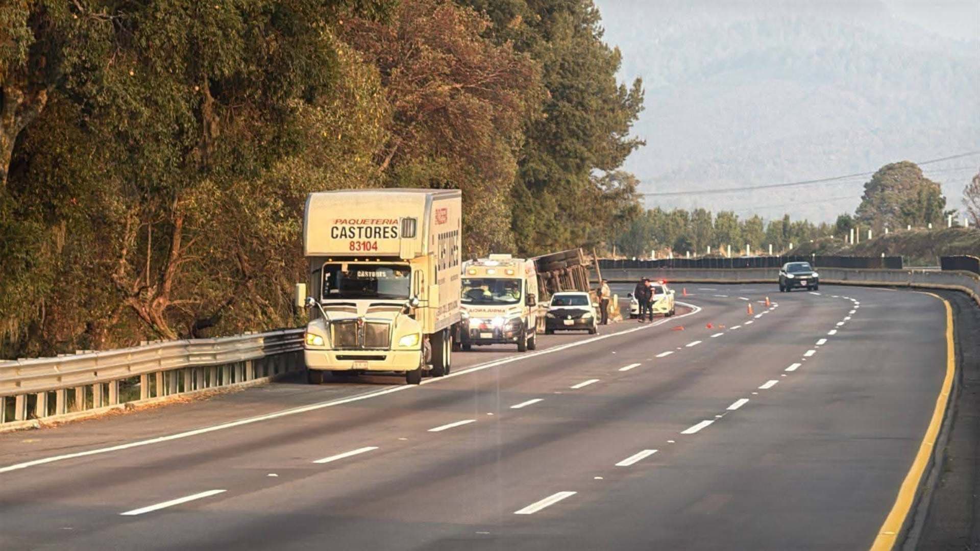Vuelca Tráiler de Empresa de Paquetería en la Autopista México-Puebla