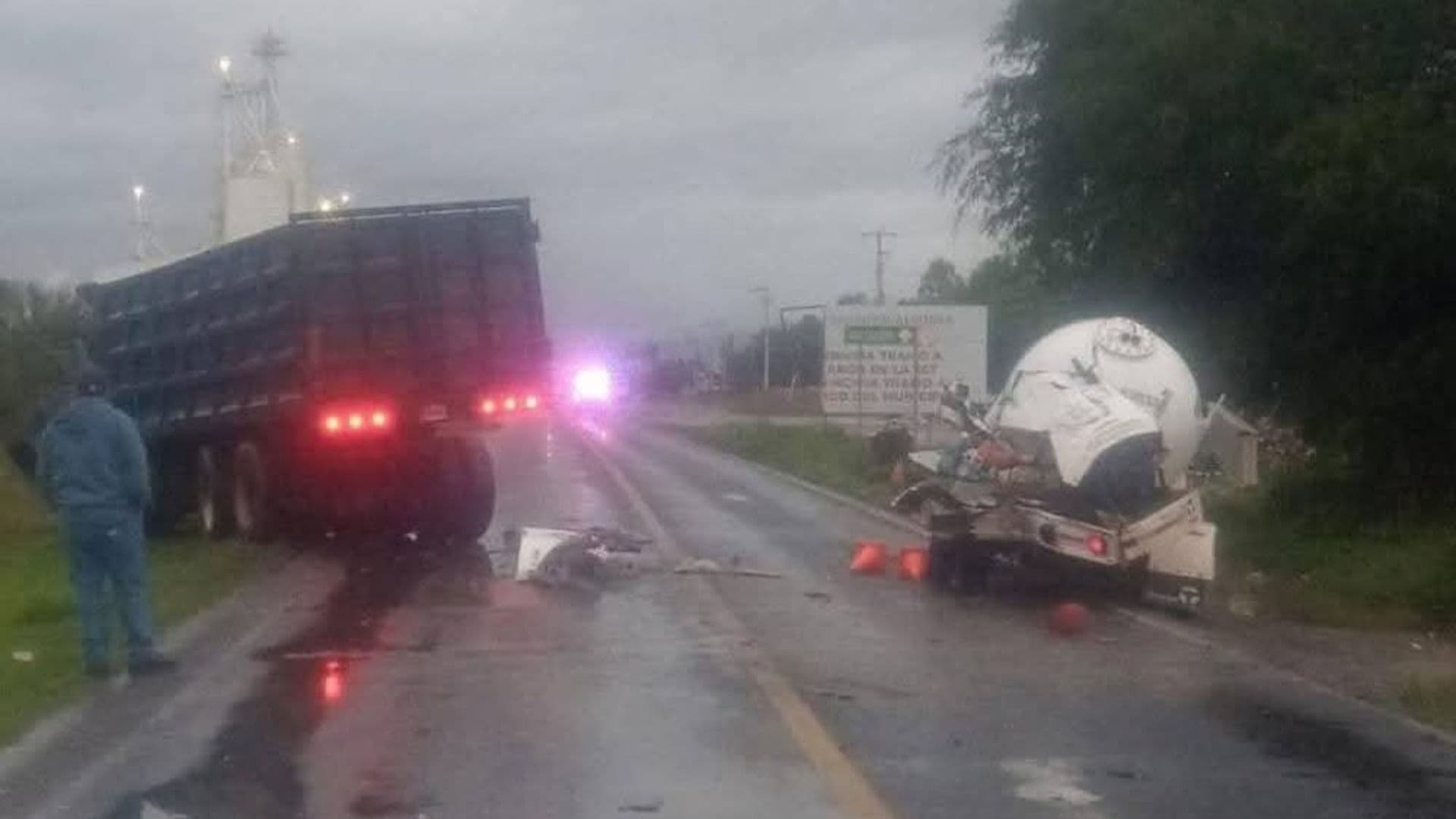 Choque entre Pipa de Gas LP y Tráiler Provoca Fuga y Cierre Total en Carretera Puebla-Tehuacán