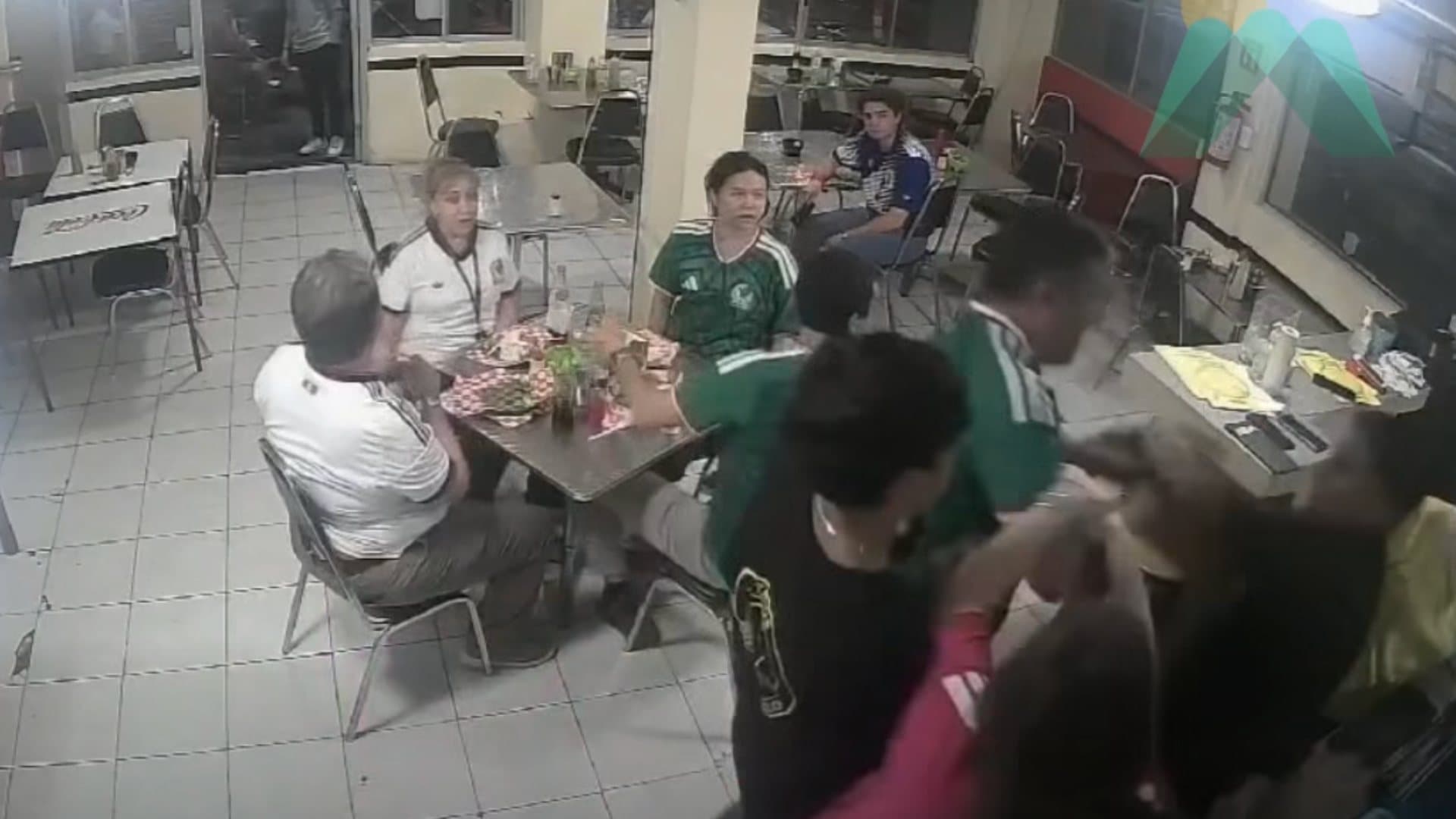 Alcalde Gerardo de la Maza agrede a mesero en San Pedro
